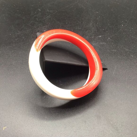 Funky Retro Bangle Two Tone Red and White Plastic Bracelet Pin Up Style - Picture 2 of 7